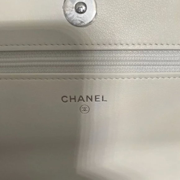 CHANEL 19 WALLET ON CHAIN in white and black - Picture 10 of 11